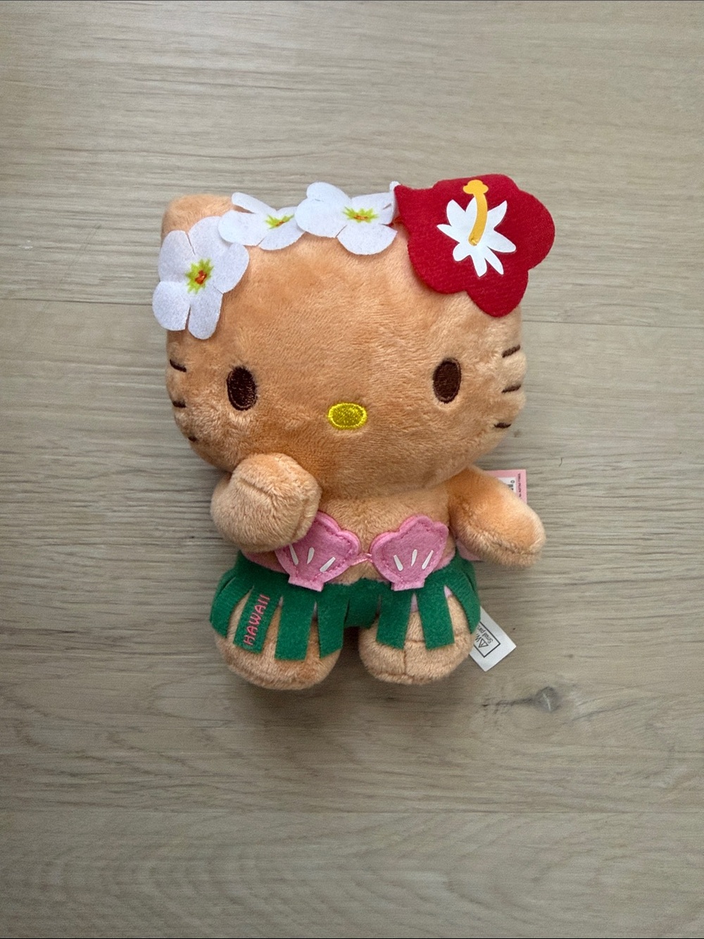 BNWT Hello Kitty Peach Hula Plush with Green Skirt and Pink Shells